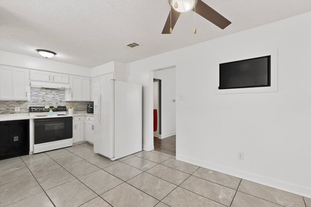 718 Matthews Court, Arlington, TX 76012