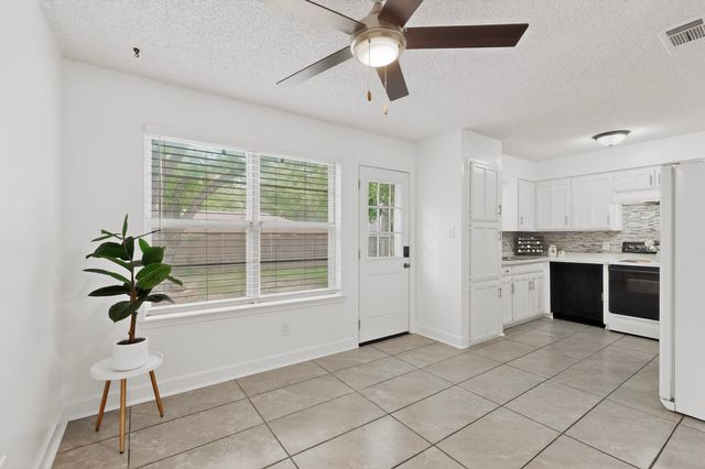 718 Matthews Court, Arlington, TX 76012