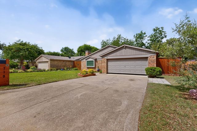 718 Matthews Court, Arlington, TX 76012