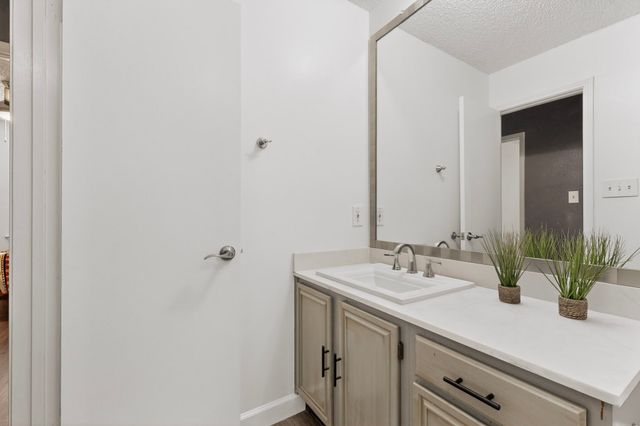 718 Matthews Court, Arlington, TX 76012