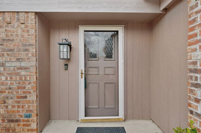 718 Matthews Court, Arlington, TX 76012