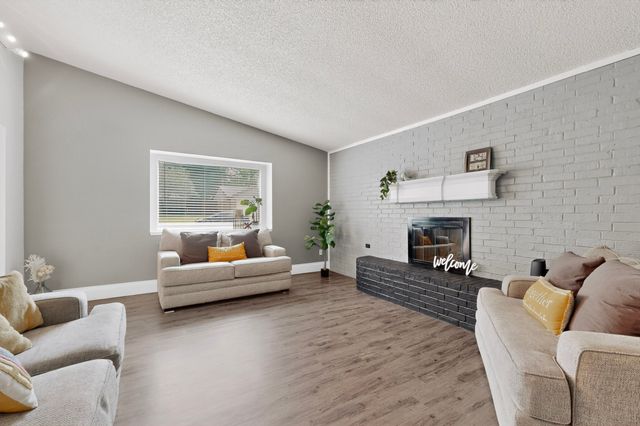 718 Matthews Court, Arlington, TX 76012