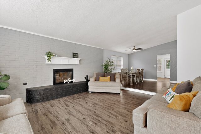 718 Matthews Court, Arlington, TX 76012