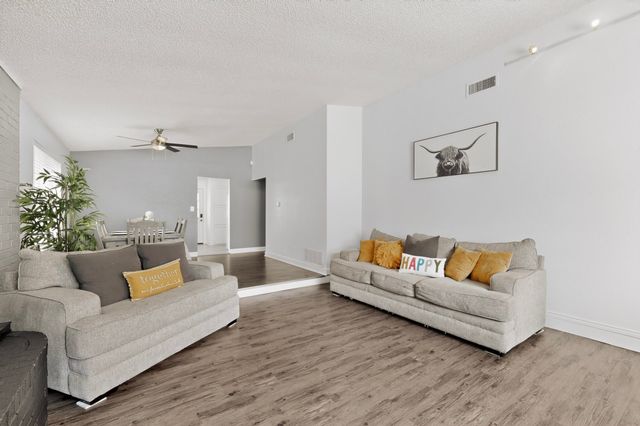 718 Matthews Court, Arlington, TX 76012