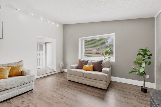 718 Matthews Court, Arlington, TX 76012