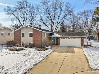 6828 Kincaid Court, Woodridge, IL 60517