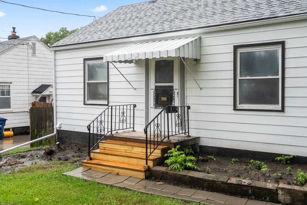3250 Kinsey Avenue, Des Moines, IA 50317