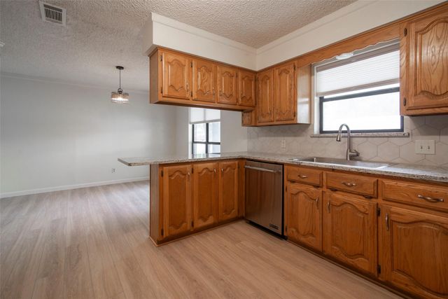 284 W San Antonio Street, Van Alstyne, TX 75495