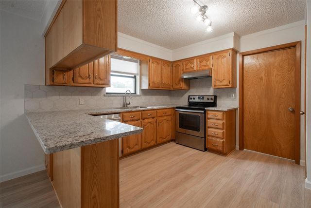 284 W San Antonio Street, Van Alstyne, TX 75495