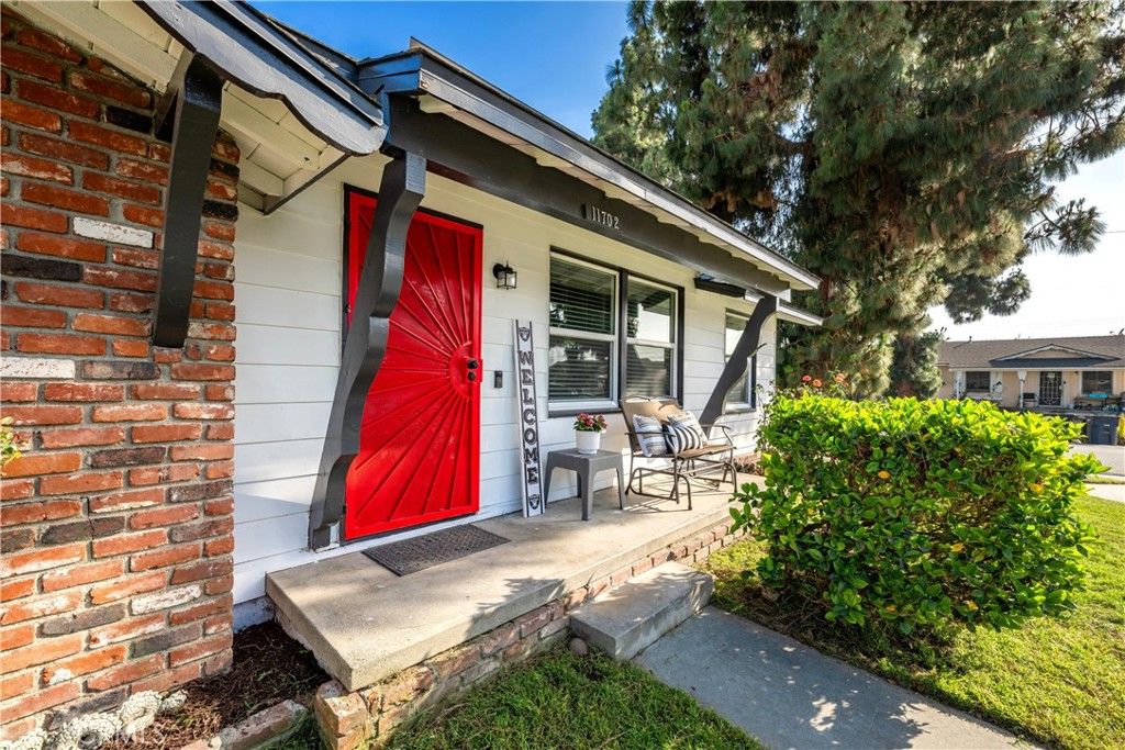 Image 3 of property listing at 11702 Rockwall, Lakewood, CA 90715