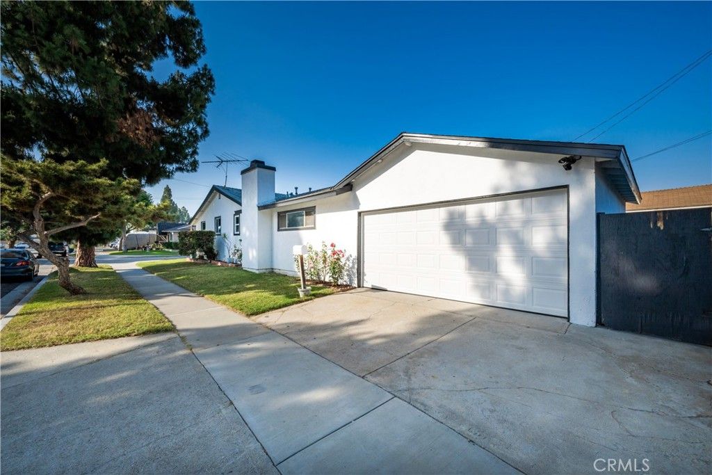 Image 38 of property listing at 11702 Rockwall, Lakewood, CA 90715