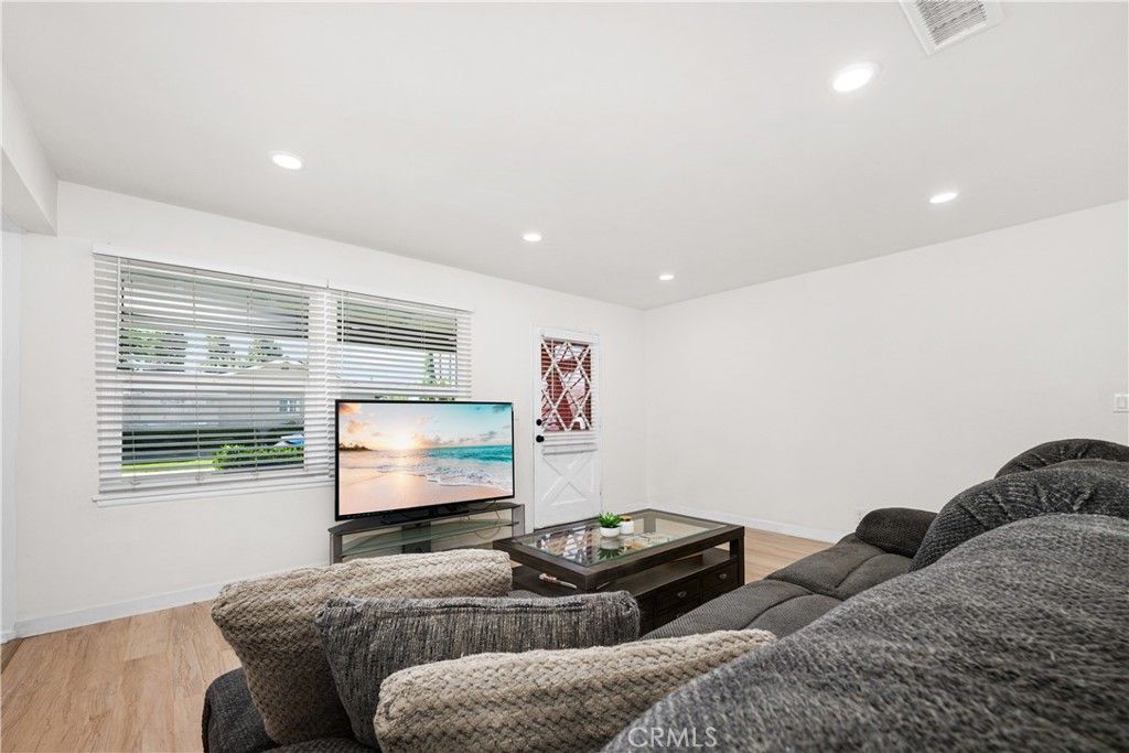 Image 6 of property listing at 11702 Rockwall, Lakewood, CA 90715