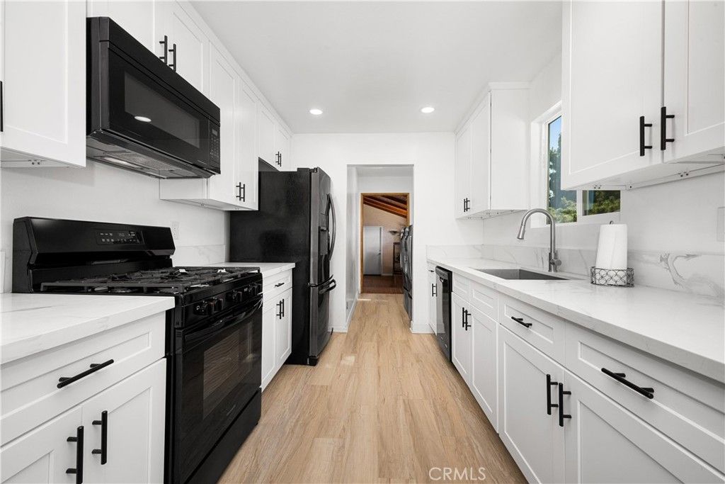 Image 9 of property listing at 11702 Rockwall, Lakewood, CA 90715