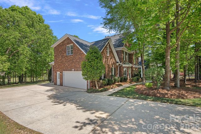 2401 Flagstick Drive, Matthews, NC 28104