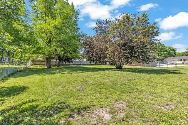 15901 Oakland Avenue, Belton, MO 64012
