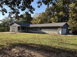 1070 Steel Springs Rd, Clarksville, TN 37040
