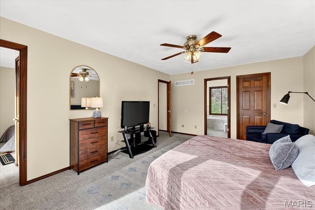 6589 Oak Hill Manor, Glen Carbon, IL 62034