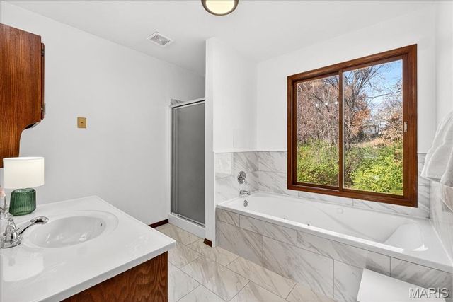 6589 Oak Hill Manor, Glen Carbon, IL 62034