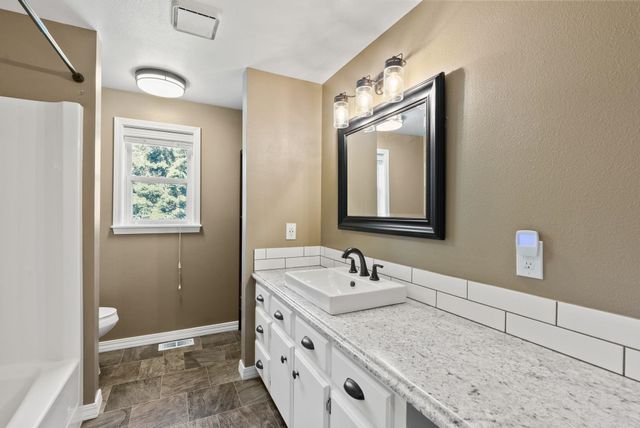 28013 N Bear Lake Rd, Chattaroy, WA 99003