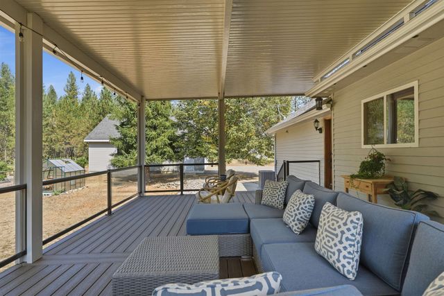 28013 N Bear Lake Rd, Chattaroy, WA 99003
