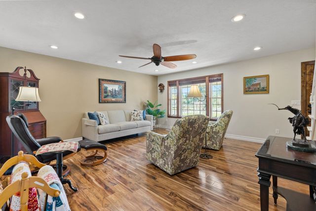 28013 N Bear Lake Rd, Chattaroy, WA 99003