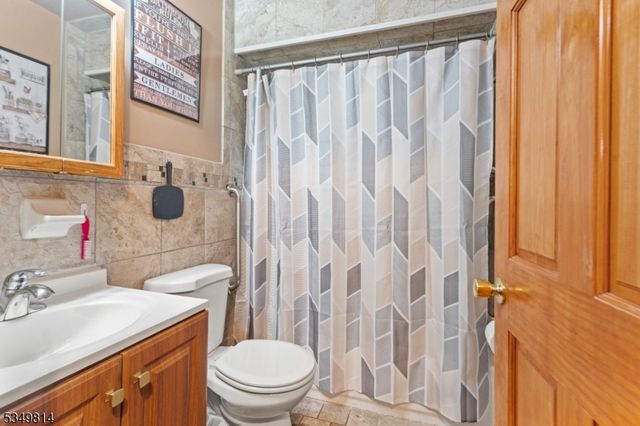 25 Allan Dr, North Arlington Boro, NJ 07031