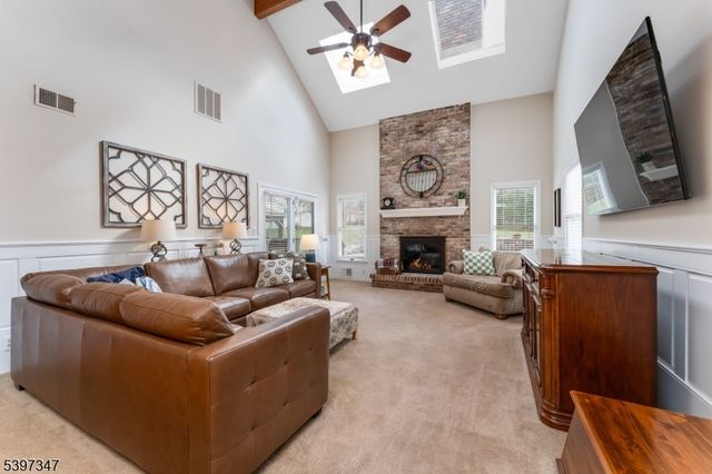 12 Woodside Ln, Raritan Twp., NJ 08822