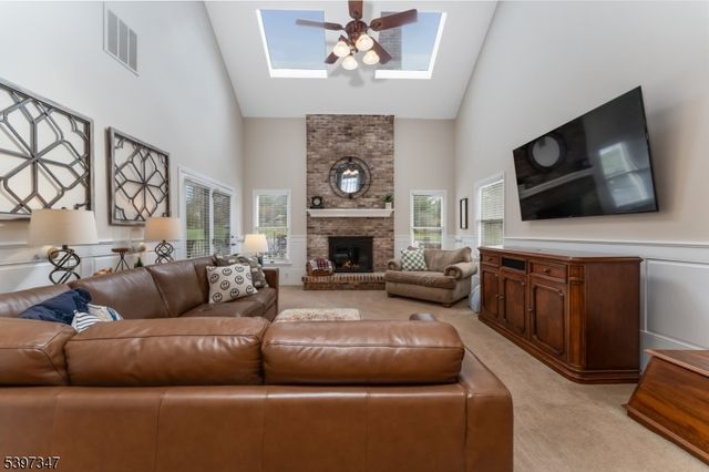 12 Woodside Ln, Raritan Twp., NJ 08822