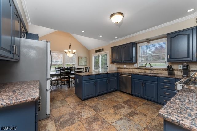 12 Woodside Ln, Raritan Twp., NJ 08822