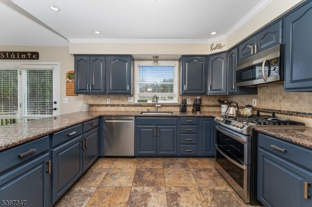 12 Woodside Ln, Raritan Twp., NJ 08822