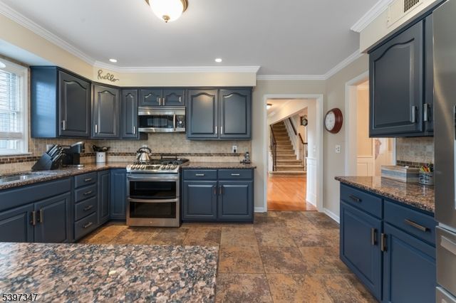 12 Woodside Ln, Raritan Twp., NJ 08822