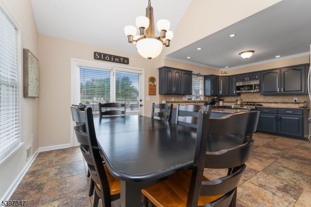 12 Woodside Ln, Raritan Twp., NJ 08822