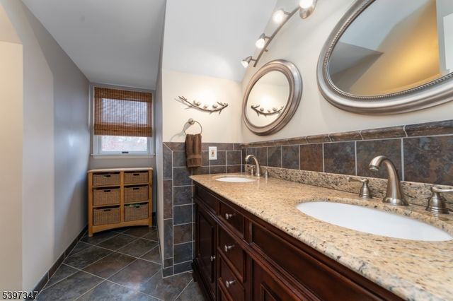 12 Woodside Ln, Raritan Twp., NJ 08822