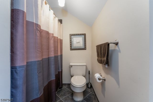 12 Woodside Ln, Raritan Twp., NJ 08822