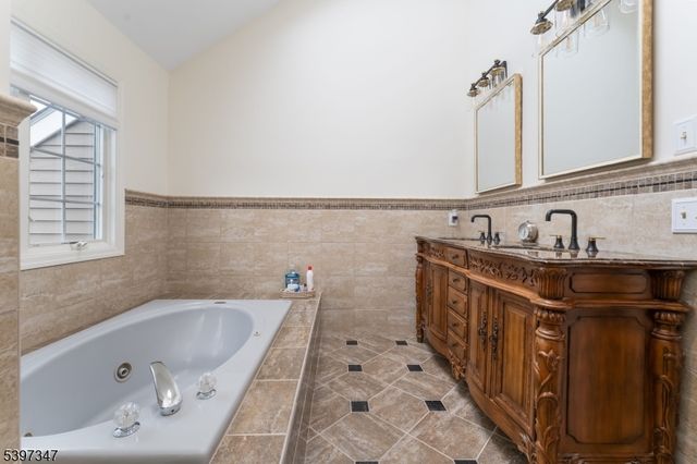 12 Woodside Ln, Raritan Twp., NJ 08822