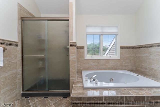 12 Woodside Ln, Raritan Twp., NJ 08822