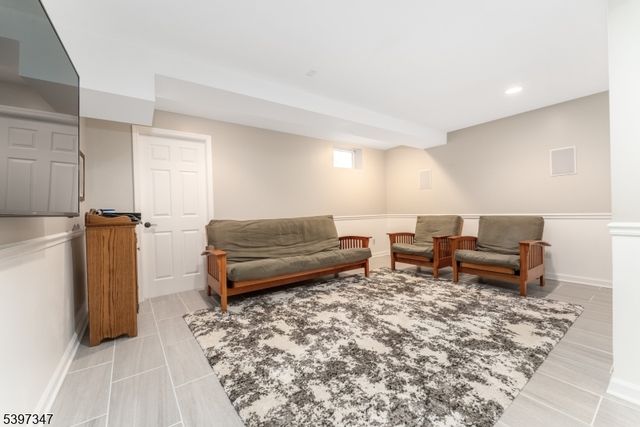 12 Woodside Ln, Raritan Twp., NJ 08822