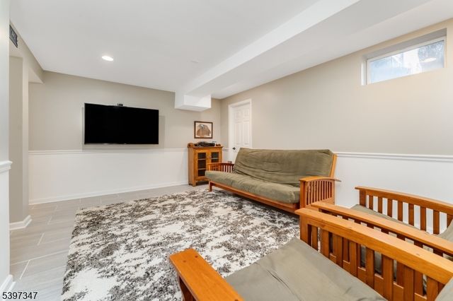 12 Woodside Ln, Raritan Twp., NJ 08822