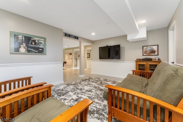 12 Woodside Ln, Raritan Twp., NJ 08822