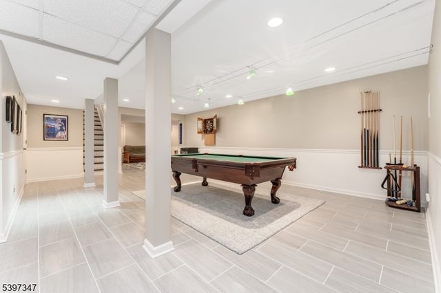 12 Woodside Ln, Raritan Twp., NJ 08822