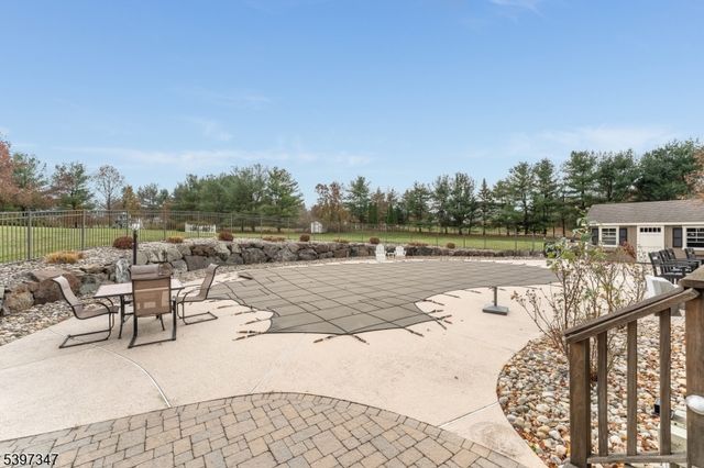 12 Woodside Ln, Raritan Twp., NJ 08822