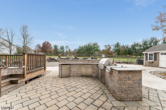 12 Woodside Ln, Raritan Twp., NJ 08822