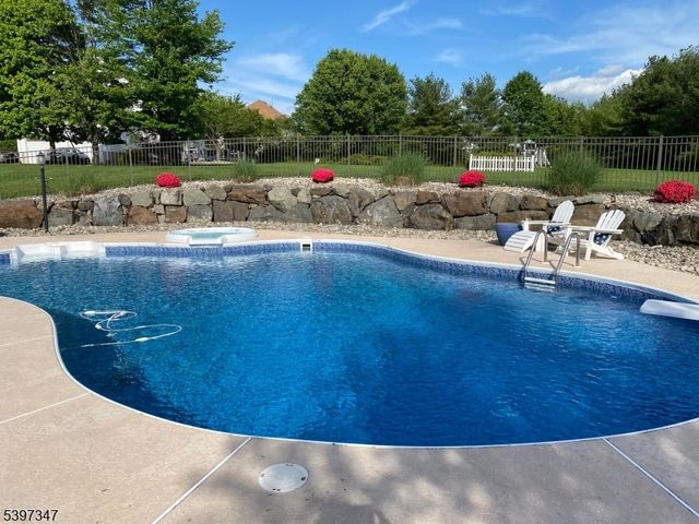 12 Woodside Ln, Raritan Twp., NJ 08822