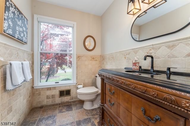 12 Woodside Ln, Raritan Twp., NJ 08822