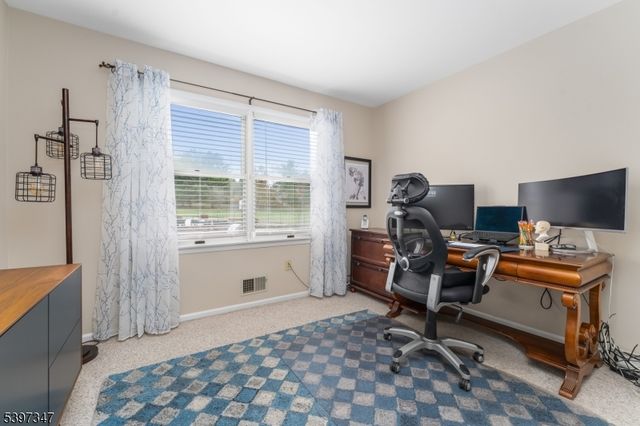 12 Woodside Ln, Raritan Twp., NJ 08822