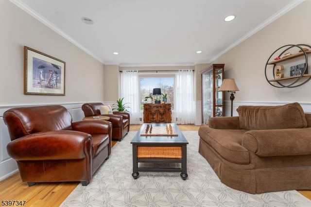 12 Woodside Ln, Raritan Twp., NJ 08822