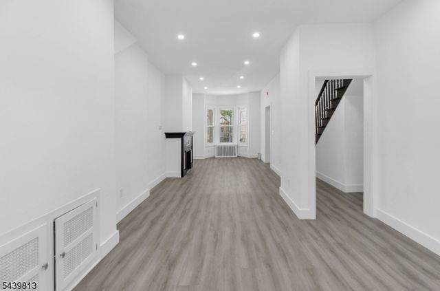 101 Garside St, Newark City, NJ 07104