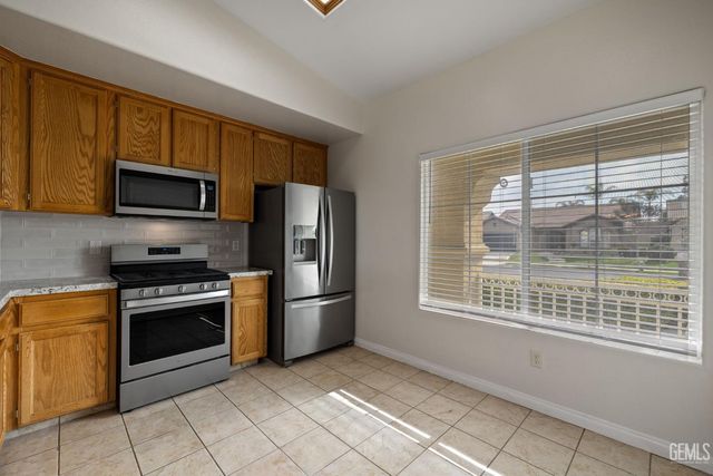 11012 Snowcreek Falls Avenue, Bakersfield, CA 93312