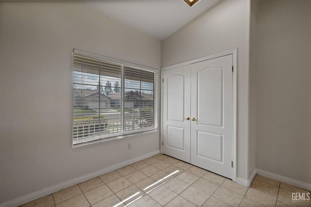 11012 Snowcreek Falls Avenue, Bakersfield, CA 93312