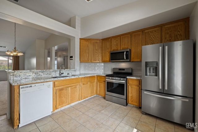 11012 Snowcreek Falls Avenue, Bakersfield, CA 93312